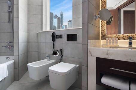 Radisson Blu Hotel Dubai Waterfront - Image 67