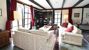 Ein gemütliches Wohnzimmer mit zwei Sofas, einem Couchtisch und einem Bücherregal voller Bücher und Dekoration.