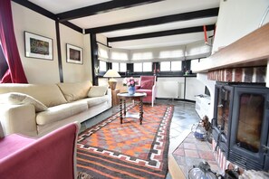 TV, fireplace - Spacious Mansion with Meadow View in Bruinisse (Bruinisse)