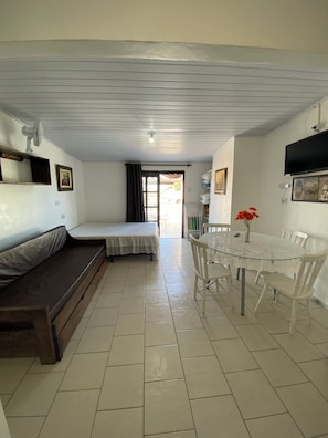 Master 1 | Minibar, blackout drapes, iron/ironing board, free WiFi