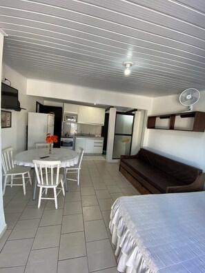 Master 1 | 1 sovrum, minibar, mörkläggningsgardiner och strykjärn/strykbräda