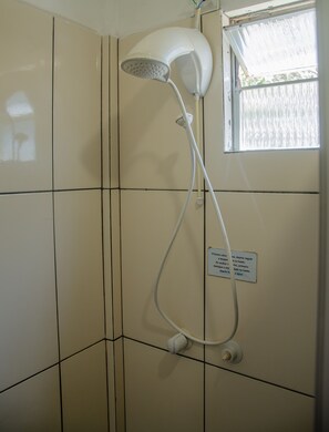 Suite Tripla com ar-condicionado | Bathroom | Shower, free toiletries - Pousada Aventura (Passo de Torres)