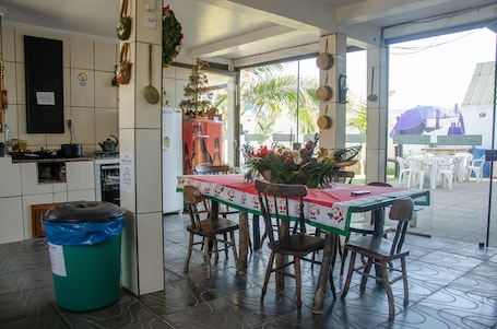 Fridge, cookware/dishes/utensils