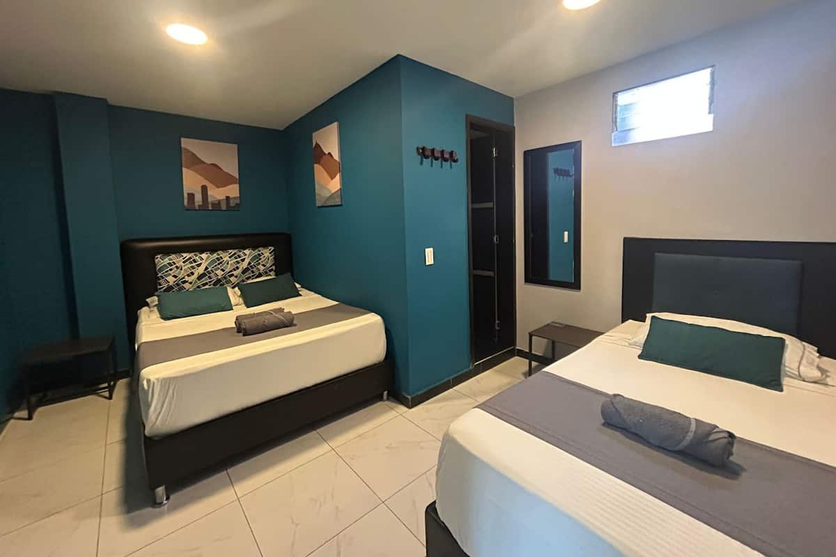 Kamar Keluarga | Selimut bulu angsa, ruang kerja ramah laptop, dan setrika/meja setrika