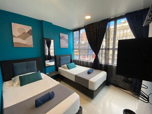 Habitación con 2 camas individuales | Edredones de plumas y espacio para trabajar con un portátil