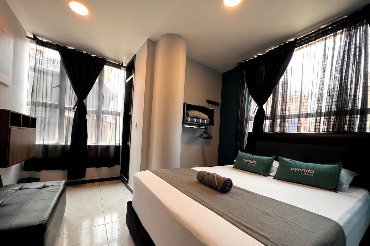 Kamar Double Basic, 1 Tempat Tidur Double | Selimut bulu angsa, ruang kerja ramah laptop, dan setrika/meja setrika