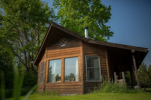 Decoración personalizada, muebles diferentes, escritorio y wifi gratis