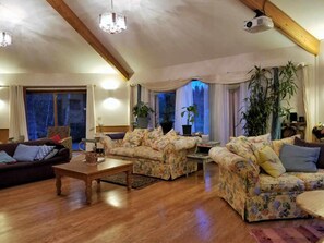 The Octagon | Individually decorated, individually furnished, desk, free WiFi - Shire In The Woods (Mc Grath)