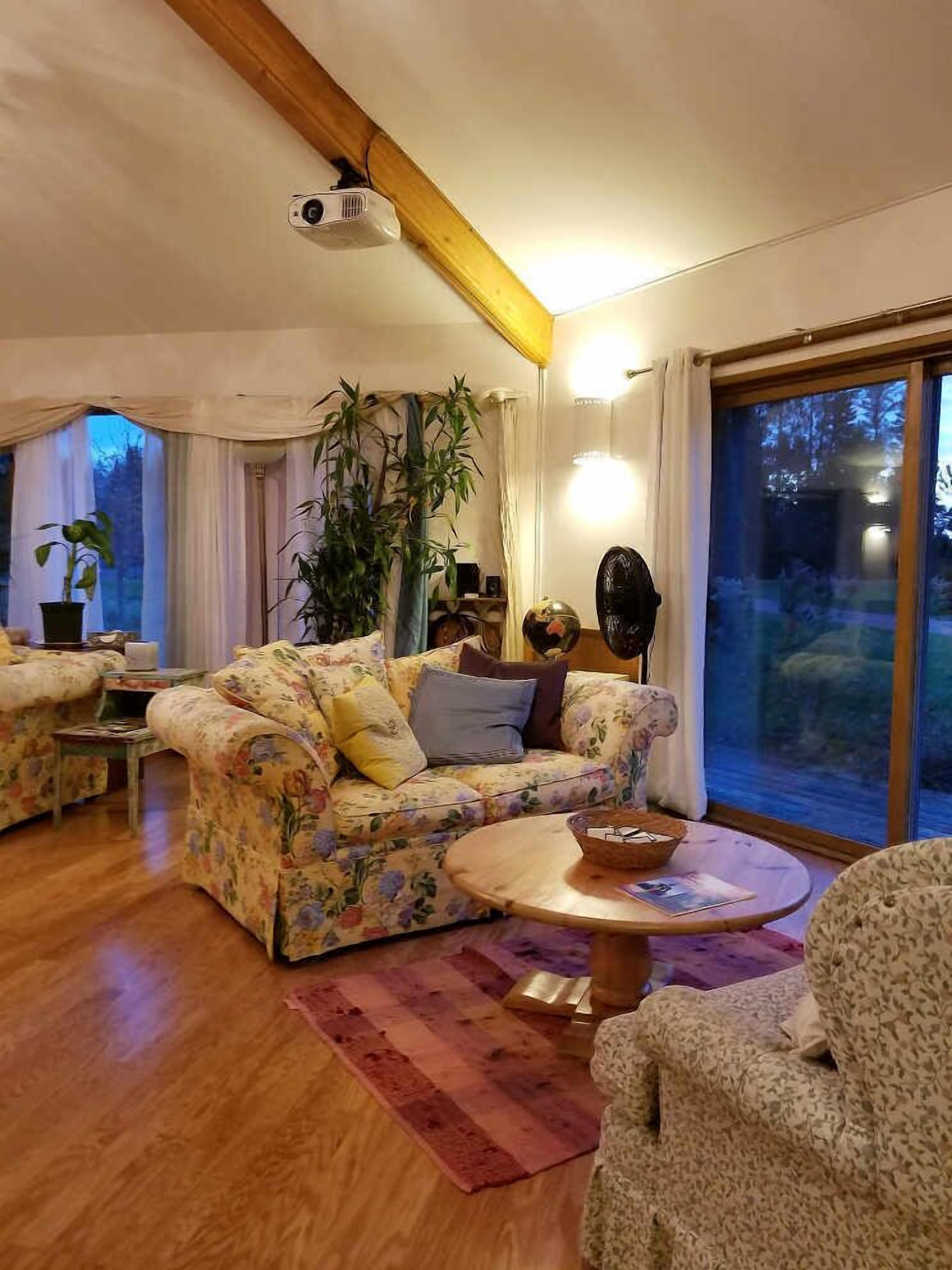 Cabin, 4 phòng ngủ | Trang trí khác biệt, trang bị nội thất với thiết kế riêng biệt, bàn 