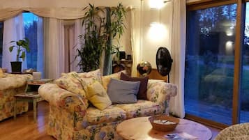 Cabin, 4 Bedrooms | Dihias secara berasingan, dilengkapkan perabot secara berasingan, meja