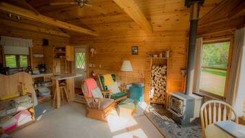 Cabin, 1 Bedroom, Fireplace | Dihias secara berasingan, dilengkapkan perabot secara berasingan, meja