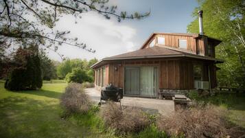 Cabin, 4 Bedrooms | Dihias secara berasingan, dilengkapkan perabot secara berasingan, meja