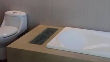 Suihkun ja ammeen yhdistelmä, ilmaiset hygieniatuotteet, hiustenkuivaaja