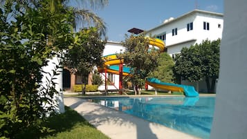 2 piscines extérieures