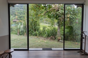 Panoramic Μικρό Σπίτι | Κλινοσκεπάσματα υψηλής ποιότητας, κρεβάτια με ανώστρωμα, μίνι μπαρ 