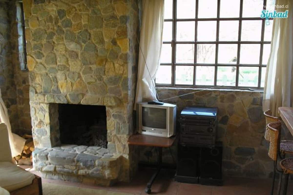 Cabaña familiar, 2 habitaciones, baño privado, vistas a la montaña | Zona de estar | Televisión de pantalla plana de 20 pulgadas con canales por cable