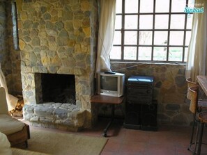 Cabaña familiar, 2 habitaciones, baño privado, vistas a la montaña | Zona de estar | Televisión de pantalla plana de 20 pulgadas con canales por cable