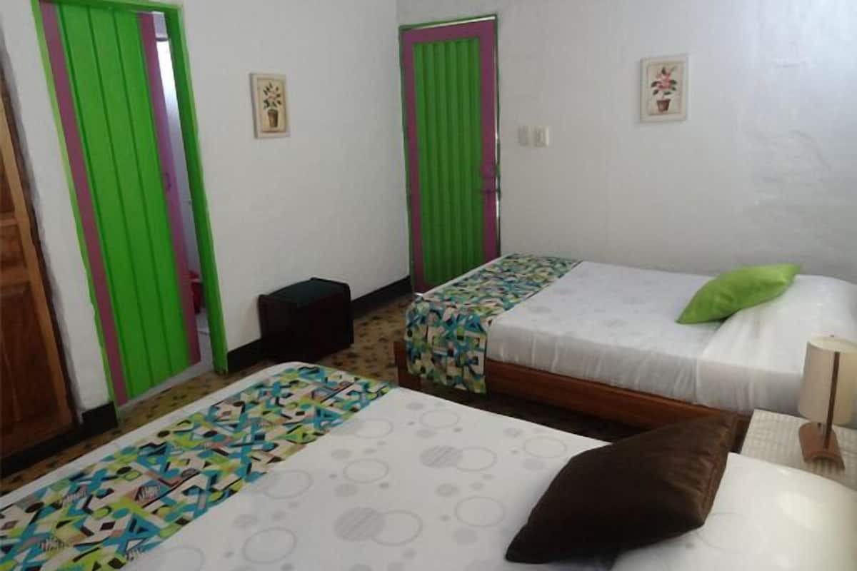 Chambre Triple | Rideaux occultants, Wi-Fi gratuit