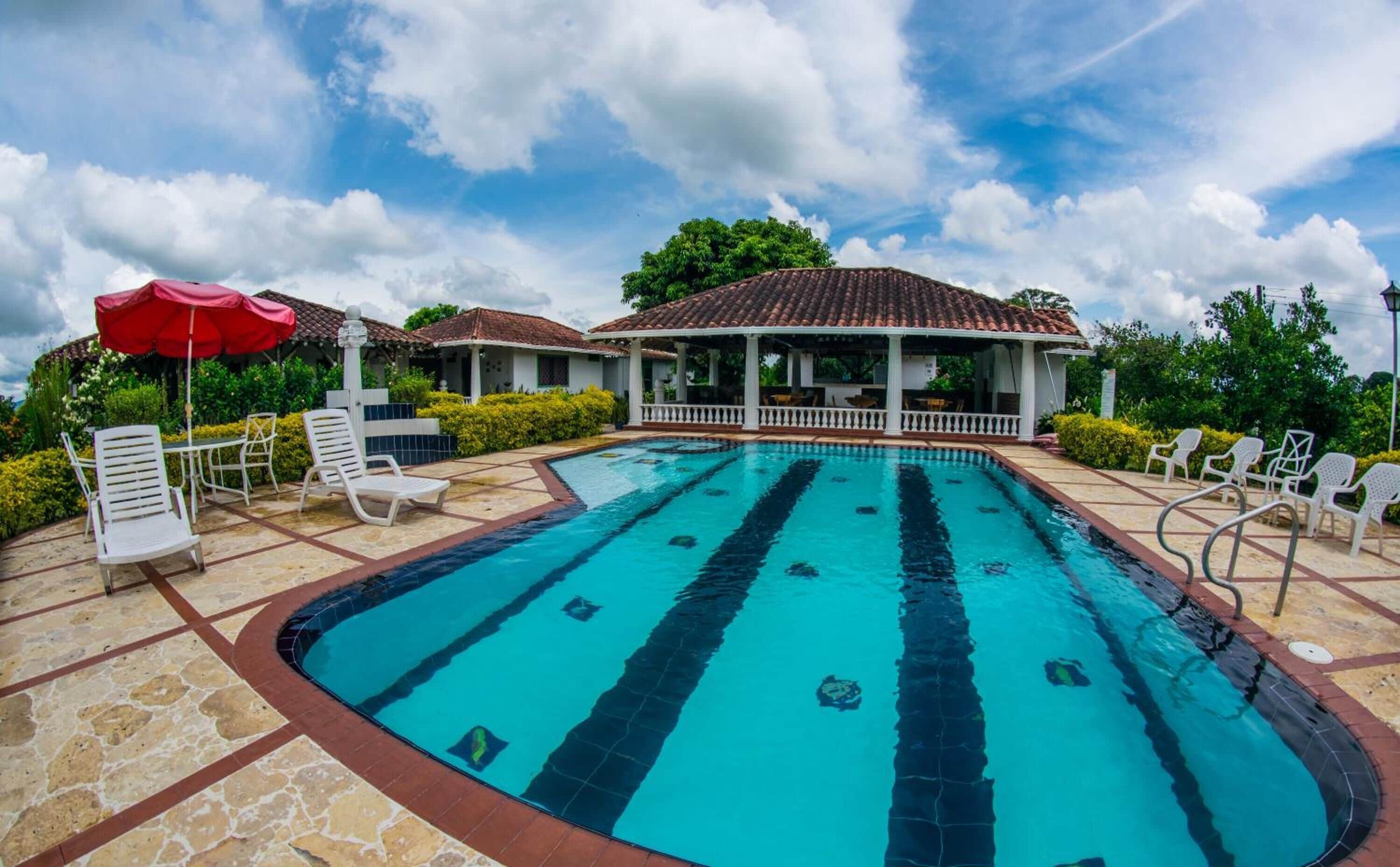 Una piscina al aire libre
