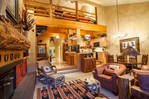 คอนโด | บริเวณนั่งเล่น | เตาผิง