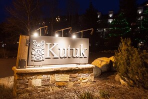 ด้านหน้าที่พัก - ตอนเย็น/กลางคืน