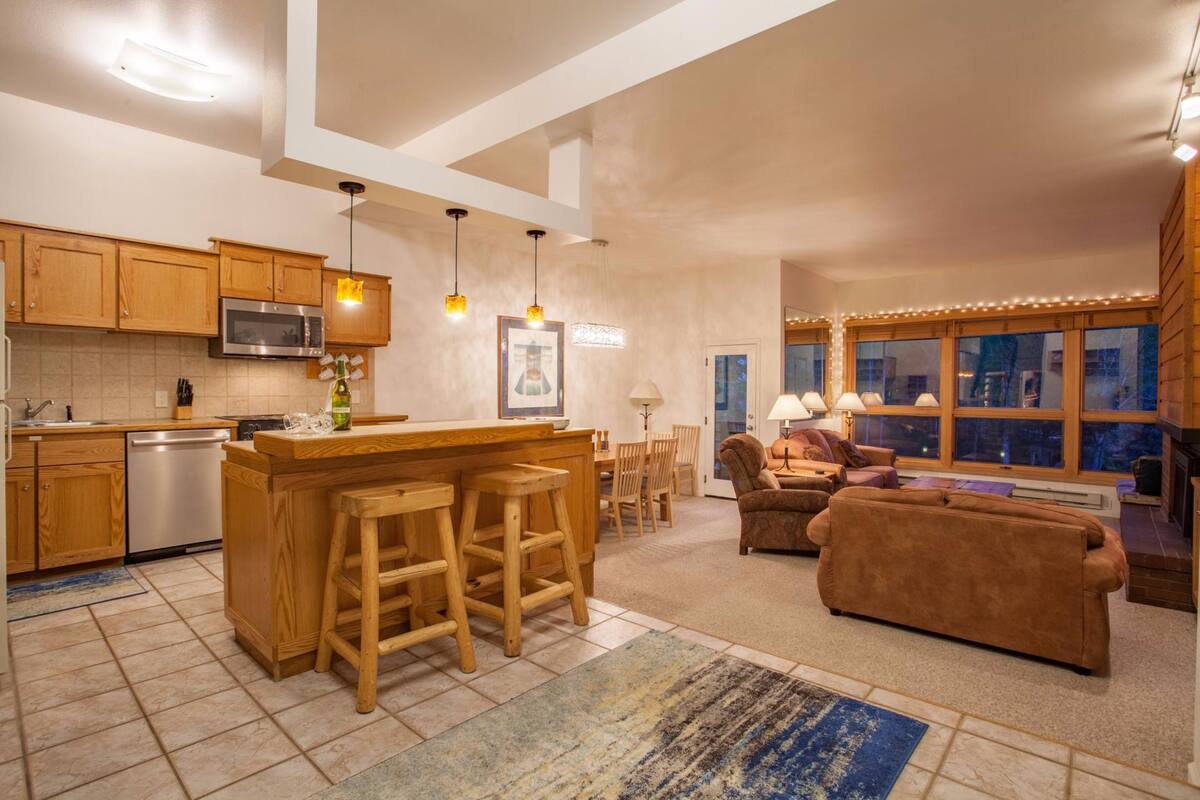 4 bedroom/ 4 bathroom condo | Living area