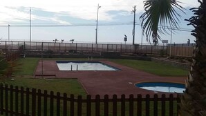 Una piscina al aire libre de temporada