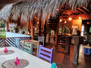 供應早餐、午餐和晚餐，國際料理