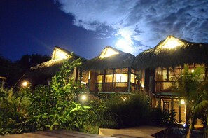 住宿正面 (夜晚)