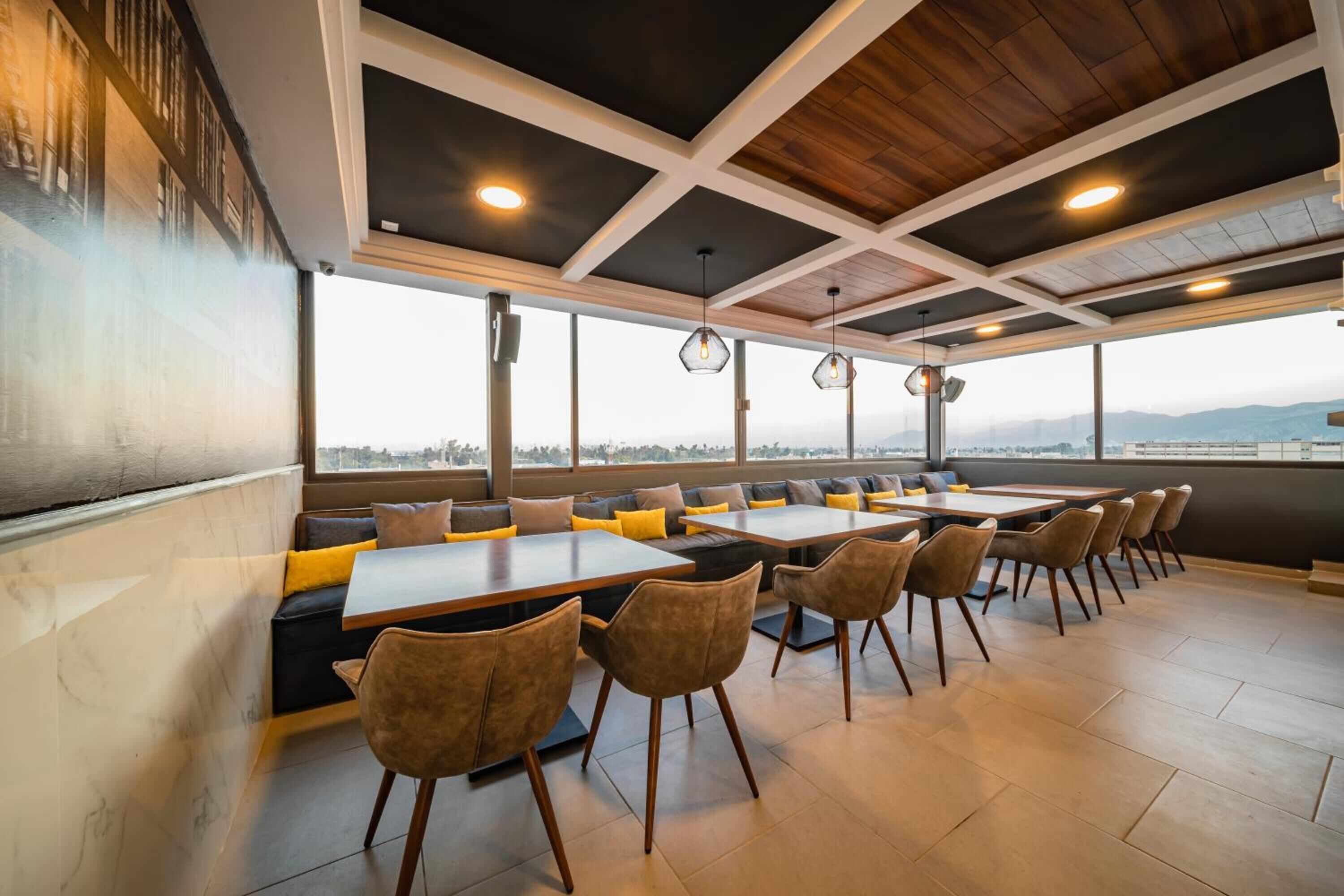 breakfast and lunch served, international cuisine