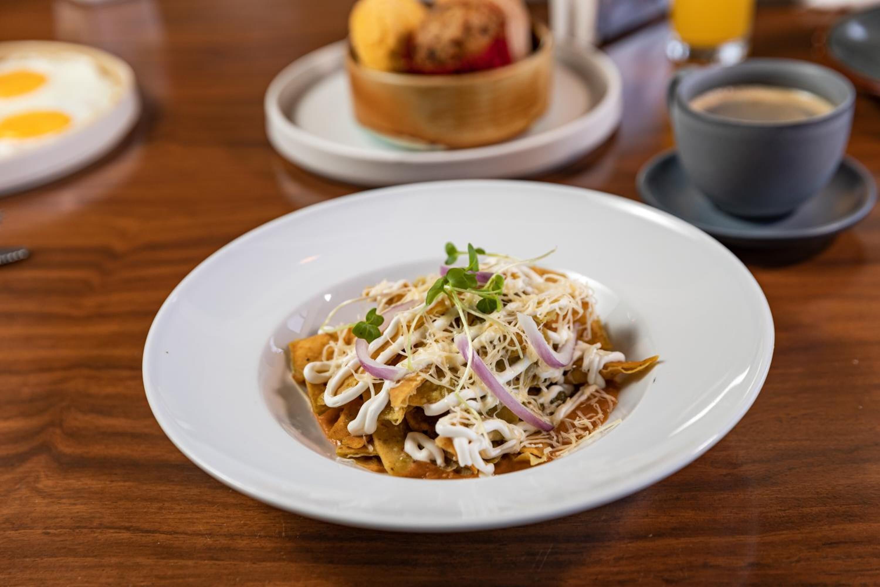 breakfast and lunch served, international cuisine