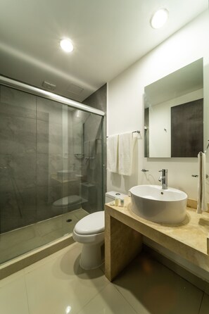 Double Room, 2 Double Beds | Bathroom - Hotel Nuve (Torreón)