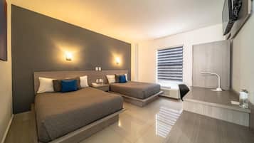 Escritorio, tabla de planchar con plancha, wifi gratis y ropa de cama