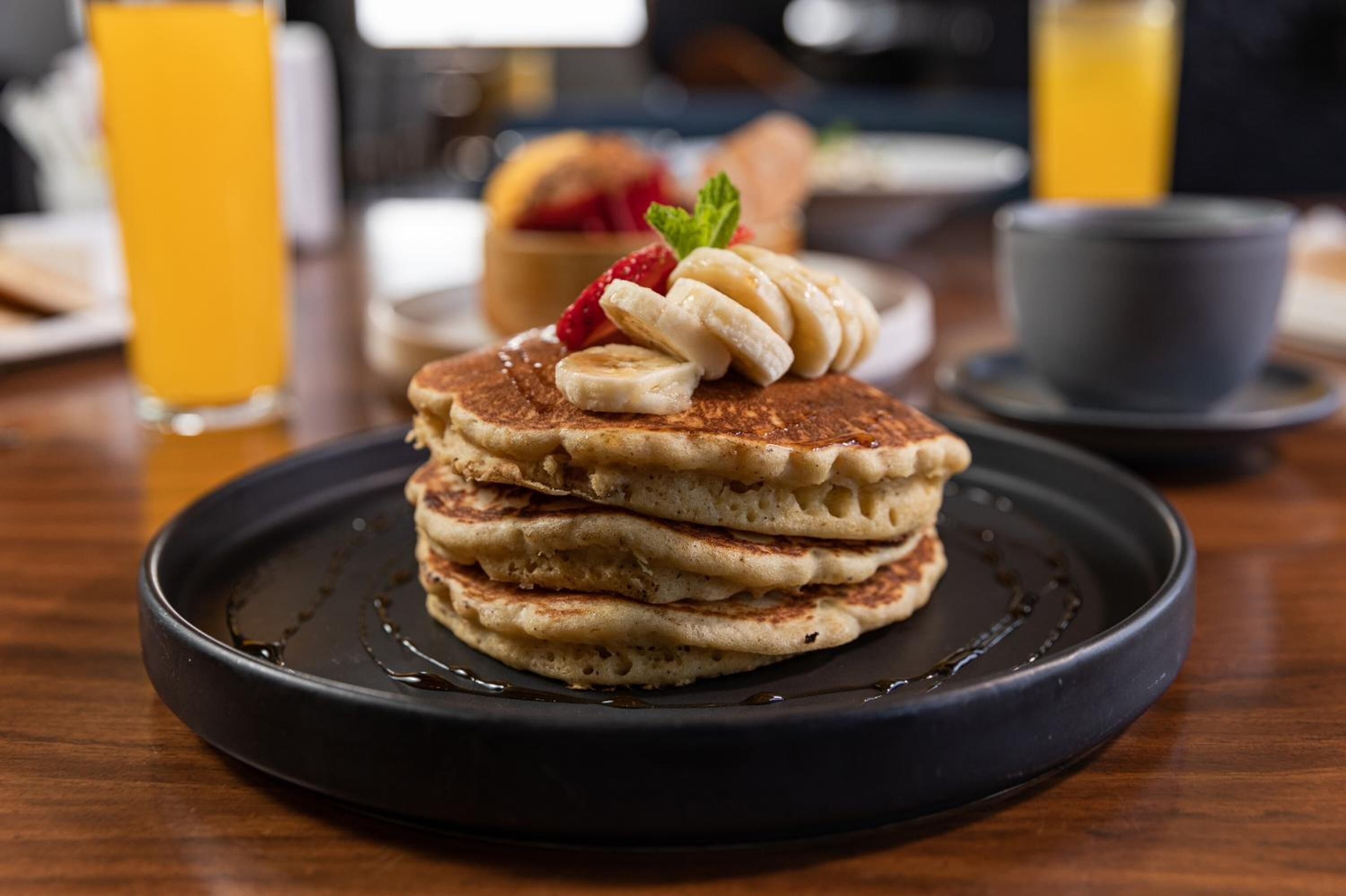 breakfast and lunch served, international cuisine