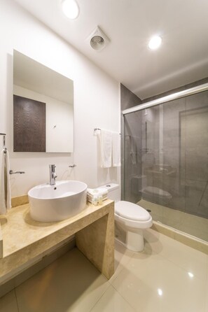 Shower, free toiletries, towels - Hotel Nuve (Torreón)