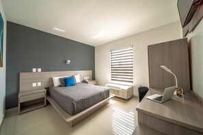 Escritorio, tabla de planchar con plancha, wifi gratis y ropa de cama 