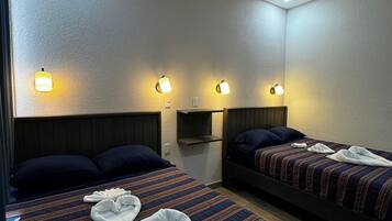 Kamar Double Deluks, 2 Tempat Tidur Double, lemari es | Dilengkapi dengan perabotan berbeda-beda dan ruang kerja ramah laptop