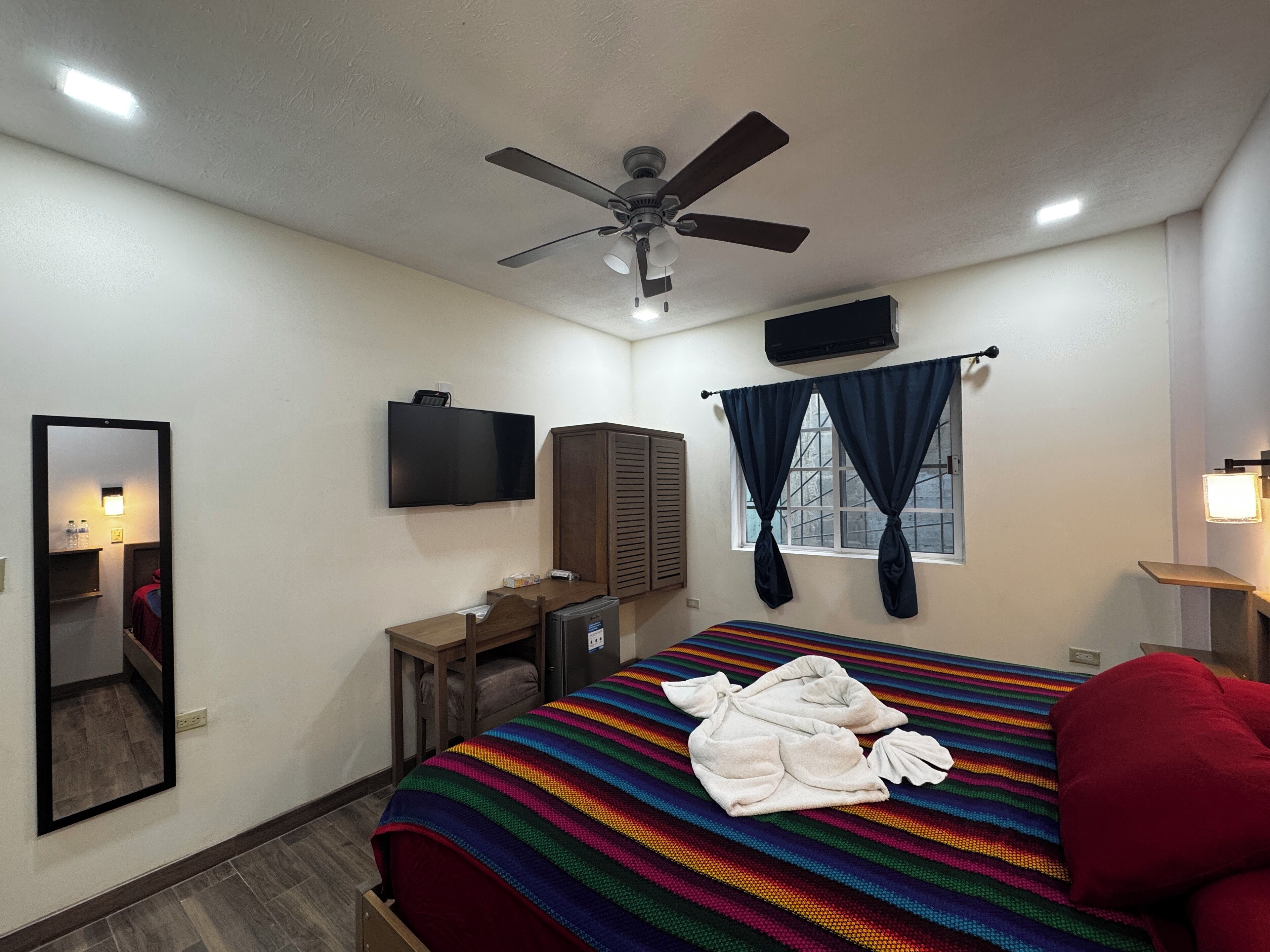 디럭스룸, 킹사이즈침대 1개, 전용 욕실 | 각각 다르게 가구 비치, 노트북 작업 공간, 암막 커튼, 방음 설비