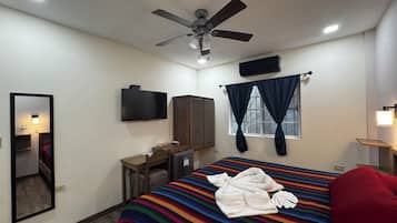 Kamar Deluks, 1 Tempat Tidur King, kamar mandi pribadi | Dilengkapi dengan perabotan berbeda-beda dan ruang kerja ramah laptop