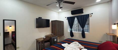 Deluxe-værelse - 1 kingsize-seng - privat badeværelse | Individuel indretning, arbejdsområde til bærbare computere