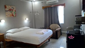 Habitación Deluxe, 1 cama de matrimonio, baño privado | Mobiliario individual y espacio para trabajar con un portátil