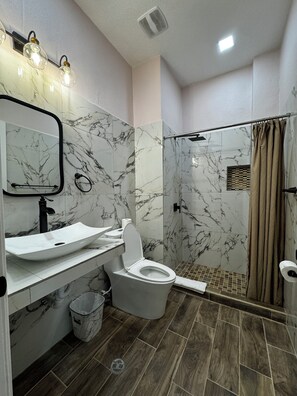 Shower, rainfall showerhead, free toiletries, hair dryer - Maya Bella Downtown Hotel (San Ignacio)