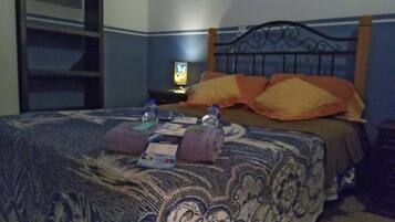 Habitación doble, 1 cama matrimonial | Caja de seguridad en la habitación y wifi gratis