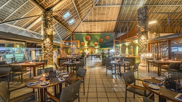 3 restaurantes; se sirve desayuno, almuerzo y cena; cocina brasileña