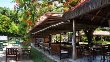 3 restaurantes; se sirve desayuno, almuerzo y cena; cocina brasileña