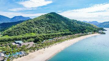在海滩、沙滩椅、海滩遮阳伞、沙滩毛巾