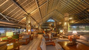 A spacious lobby with a high ceiling, comfortable seating areas, and a view of the beach. - Portobello Resort & Safári (Mangaratiba)