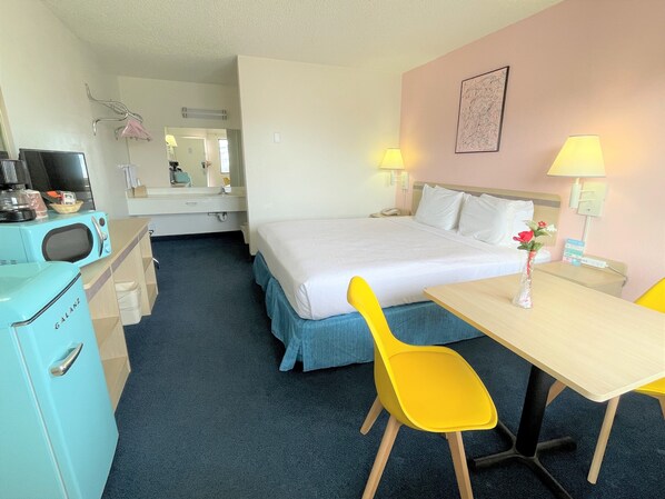 Standard Room, 1 King Bed | Soundproofing, free WiFi, bed sheets