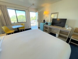 Quarto standard, 1 cama King | Quartos à prova de som, Wi-Fi de cortesia, roupa de cama