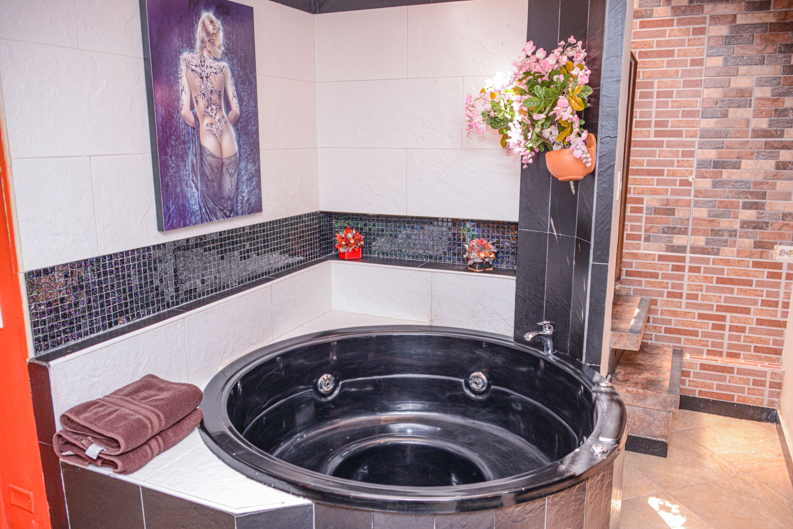 Exclusive Apartment, 2 Bedrooms (102) | Jetted tub